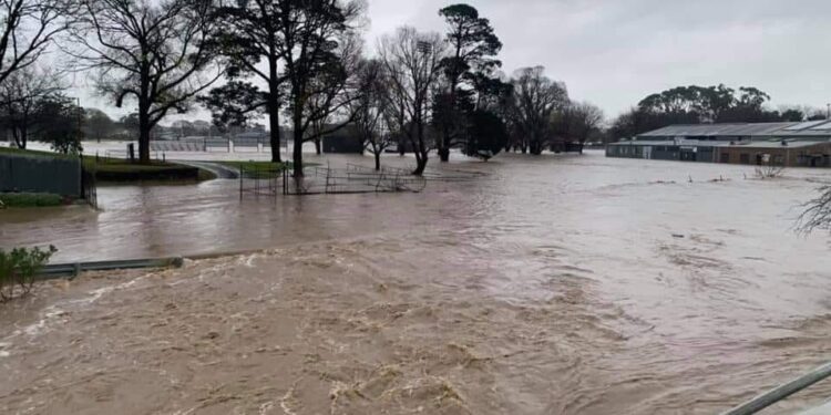 Warning of Possible Outbreak of Gastroenteritis in Victorian Towns Affected by Flooding